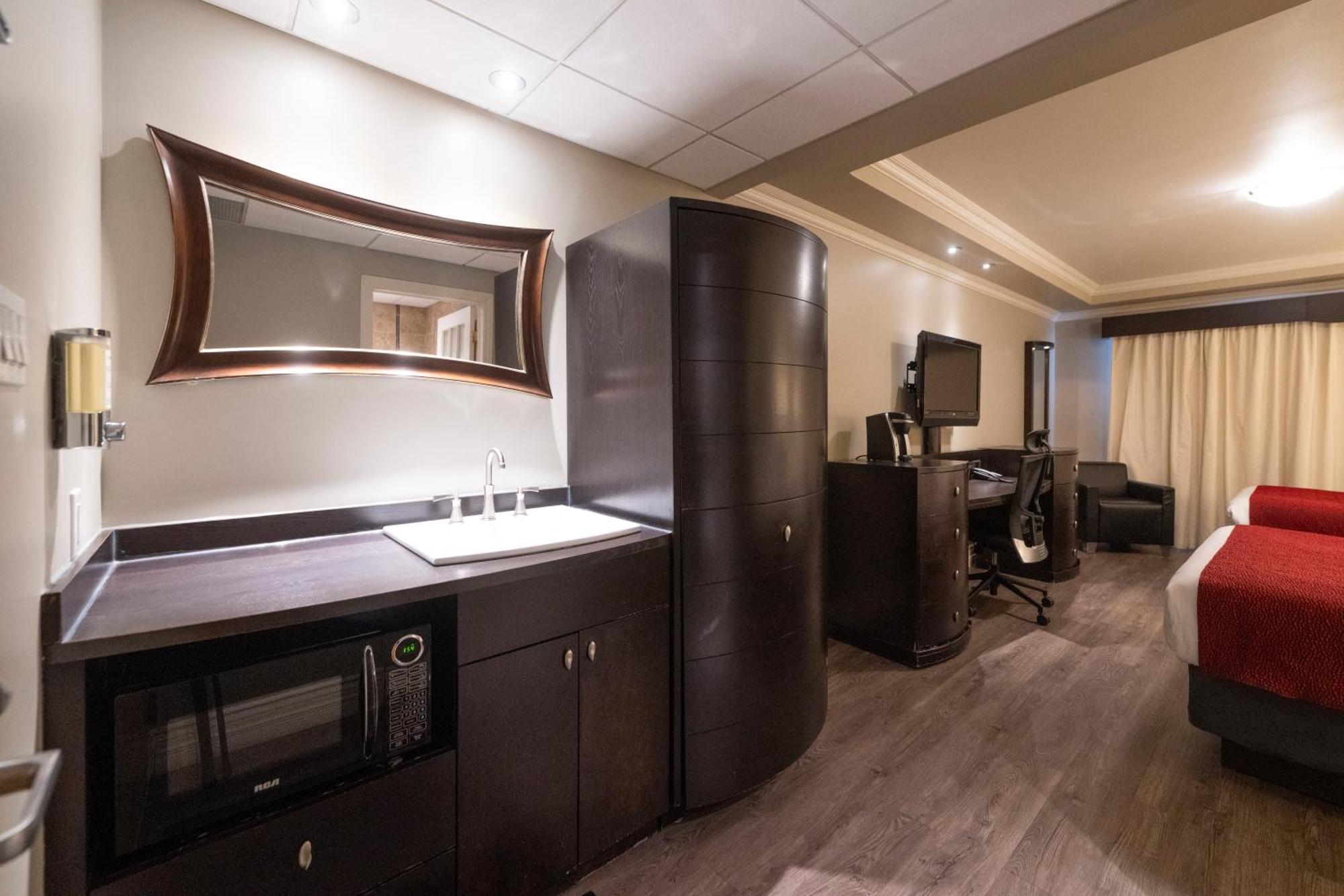 Hotel & Suites Le Dauphin 드럼먼드빌 외부 사진
