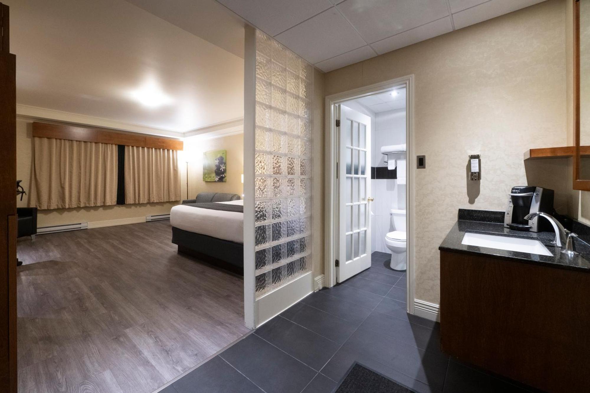Hotel & Suites Le Dauphin 드럼먼드빌 외부 사진