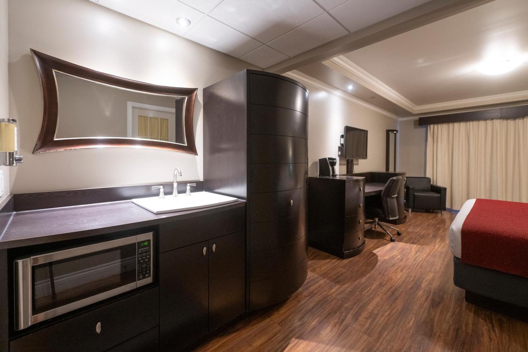 Hotel & Suites Le Dauphin 드럼먼드빌 외부 사진